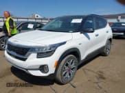 ✅ 2023 Kia Seltos SX • VIN: KNDETCA21P7455438 • Lot: 42474118. Wystawiony na IAAI z przebiegiem 35 735 mil. Bezpłatny archiwum sprzedaży aukcyjnych z USA i szczegółowy raport historii pojazdu na DreamBid. Zdjęcie 2.