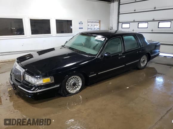 ✅ 1997 Lincoln Town Car Executive • VIN: 1LNLM81W8VY679457 • Lot: 75096074. Listed on Copart with 123,771 mi. Free auction sales archive from the USA and detailed vehicle history report at DreamBid. Image 1.