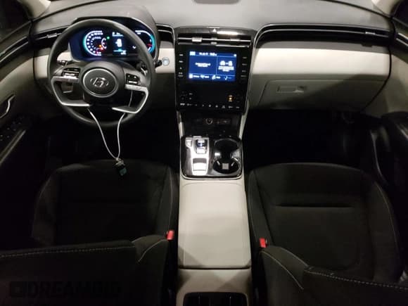 ✅ 2023 Hyundai Tucson Blue • VIN: KM8JBCA13PU097779 • Lot: 63171834. Wystawiony na Copart z przebiegiem 18 976 mil. Bezpłatny archiwum sprzedaży aukcyjnych z USA i szczegółowy raport historii pojazdu na DreamBid. Zdjęcie 8.