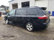 ✅ 2015 Toyota Sienna LE • VIN: 5TDKK3DC8FS590169 • Lot: 67040995. Wystawiony na Copart z przebiegiem 132 519 mil. Bezpłatny archiwum sprzedaży aukcyjnych z USA i szczegółowy raport historii pojazdu na DreamBid. Zdjęcie 2.