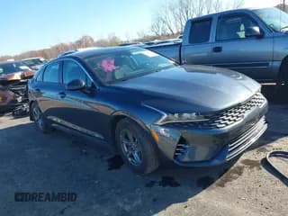 ✅ 2023 Kia K5 LXS • VIN: 5XXG14J2XPG189249 • Lot: 43630946. Wystawiony na IAAI z przebiegiem 15 531 mil. Bezpłatny archiwum sprzedaży aukcyjnych z USA i szczegółowy raport historii pojazdu na DreamBid. Zdjęcie 1.