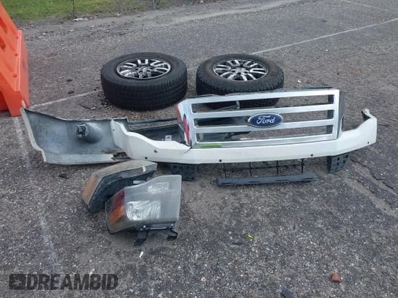 ✅ 2012 Ford Expedition Limited • VIN: 1FMJU2A55CEF54037 • Lot: 42014180. Wystawiony na IAAI z przebiegiem 209 086 mil. Bezpłatny archiwum sprzedaży aukcyjnych z USA i szczegółowy raport historii pojazdu na DreamBid. Zdjęcie 12.