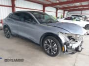 ✅ 2022 Ford Mustang Mach-E Premium • VIN: 3FMTK3R73NMA26889 • Lot: 41916352. Wystawiony na IAAI z przebiegiem 36 441 mil. Bezpłatny archiwum sprzedaży aukcyjnych z USA i szczegółowy raport historii pojazdu na DreamBid. Zdjęcie 1.