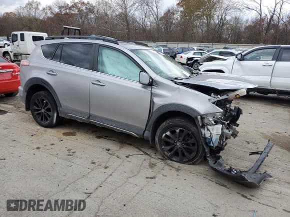 ✅ 2018 Toyota RAV4 XLE • VIN: 2T3RFREV9JW697972 • Lot: 92176305. Wystawiony na Copart z przebiegiem Nie podano. Bezpłatny archiwum sprzedaży aukcyjnych z USA i szczegółowy raport historii pojazdu na DreamBid. Zdjęcie 4.