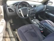 ✅ 2013 Chrysler 200 Touring • VIN: 1C3BCBEB3DN511835 • Lot: 65192875. Wystawiony na Copart z przebiegiem 81 995 mil. Bezpłatny archiwum sprzedaży aukcyjnych z USA i szczegółowy raport historii pojazdu na DreamBid. Zdjęcie 8.