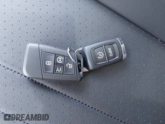 ✅ 2024 Volkswagen Tiguan SE R-Line Black • VIN: 3VV8B7AX8RM217275 • Lot: 42241098. Wystawiony na IAAI z przebiegiem 75 mil. Bezpłatny archiwum sprzedaży aukcyjnych z USA i szczegółowy raport historii pojazdu na DreamBid. Zdjęcie 11.