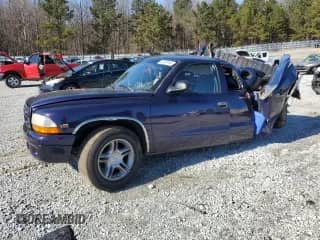 1999 Dodge Dakota Sport z VIN 1B7GL22Z9XS222368, wystawiony jako Copart lot #87099754 z przebiegiem Nie podano mil oraz Szkoda całkowita • Salvage title. Historia ofert i sprzedaży dostępna na DreamBid. Obrazek 1.