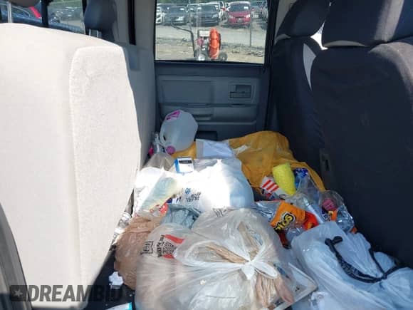 2008 Dodge Dakota SXT z VIN 1D7HW38K58S577296, wystawiony jako IAAI lot #42787351 z przebiegiem 147 795 mil mil oraz . Historia ofert i sprzedaży dostępna na DreamBid. Obrazek 8.