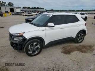 ✅ 2024 Hyundai Venue SEL • VIN: KMHRC8A39RU279620 • Lot: 74964814. Wystawiony na Copart z przebiegiem 12 572 mil. Bezpłatny archiwum sprzedaży aukcyjnych z USA i szczegółowy raport historii pojazdu na DreamBid. Zdjęcie 1.