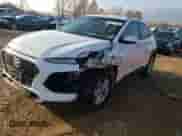 2019 Hyundai Kona SE z VIN KM8K1CAA8KU373275, wystawiony jako Copart lot #70511242 z przebiegiem Nie podano mil oraz . Historia ofert i sprzedaży dostępna na DreamBid. Obrazek 1.