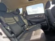 ✅ 2017 Nissan Rogue SL • VIN: 5N1AT2MV0HC768581 • Lot: 84964455. Wystawiony na Copart z przebiegiem 329 482 mil. Bezpłatny archiwum sprzedaży aukcyjnych z USA i szczegółowy raport historii pojazdu na DreamBid. Zdjęcie 10.