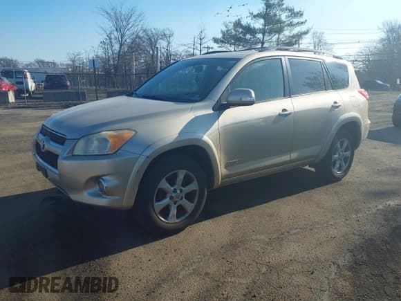 ✅ 2010 Toyota RAV4 Limited • VIN: JTMDF4DV1A5020971 • Лот: 41336888. Опубликован ранее на IAAI с пробегом 214 838 миль. Бесплатный доступ к архиву аукционных продаж из США и подробный отчёт об истории автомобиля на DreamBid. Изображение 2.