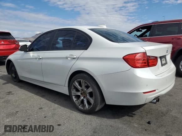 ✅ 2015 BMW 3 Series 328i • VIN: WBA3A5G57FNS87841 • Lot: 85920085. Wystawiony na Copart z przebiegiem 128 246 mil. Bezpłatny archiwum sprzedaży aukcyjnych z USA i szczegółowy raport historii pojazdu na DreamBid. Zdjęcie 2.