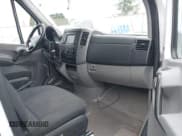 ✅ 2016 Mercedes-Benz Sprinter Cargo • VIN: WD3PE7DD1GP257850 • Lot: 41587919. Wystawiony na IAAI z przebiegiem 122 306 mil. Bezpłatny archiwum sprzedaży aukcyjnych z USA i szczegółowy raport historii pojazdu na DreamBid. Zdjęcie 5.