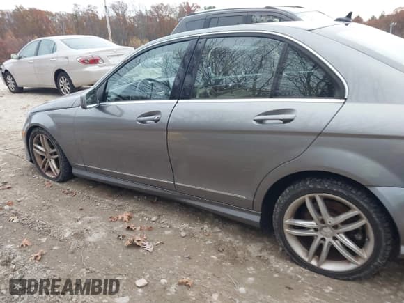 ✅ 2012 Mercedes-Benz C 300 Sport • VIN: WDDGF8BBXCR236221 • Lot: 43626547. Wystawiony na IAAI z przebiegiem Nie podano. Bezpłatny archiwum sprzedaży aukcyjnych z USA i szczegółowy raport historii pojazdu na DreamBid. Zdjęcie 15.
