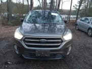 ✅ 2017 Ford Escape Titanium • VIN: 1FMCU0JD0HUC13307 • Lot: 43883887. Wystawiony na IAAI z przebiegiem 71 756 mil. Bezpłatny archiwum sprzedaży aukcyjnych z USA i szczegółowy raport historii pojazdu na DreamBid. Zdjęcie 12.