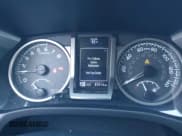 ✅ 2018 Toyota Tacoma SR5 • VIN: 5TFAZ5CN0JX068645 • Lot: 42558437. Wystawiony na IAAI z przebiegiem 83 914 mil. Bezpłatny archiwum sprzedaży aukcyjnych z USA i szczegółowy raport historii pojazdu na DreamBid. Zdjęcie 7.