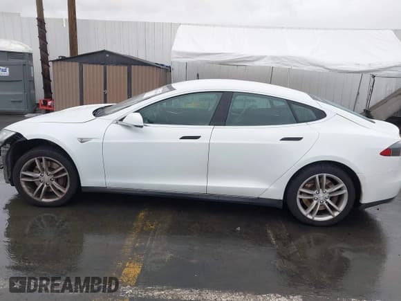 ✅ 2013 Tesla Model S • VIN: 5YJSA1CN2DFP12584 • Lot: 43711385. Wystawiony na IAAI z przebiegiem 133 895 mil. Bezpłatny archiwum sprzedaży aukcyjnych z USA i szczegółowy raport historii pojazdu na DreamBid. Zdjęcie 14.