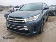 ✅ 2018 Toyota Highlander LE • VIN: 5TDBZRFH0JS840018 • Lot: 41621355. Wystawiony na IAAI z przebiegiem 128 495 mil. Bezpłatny archiwum sprzedaży aukcyjnych z USA i szczegółowy raport historii pojazdu na DreamBid. Zdjęcie 2.