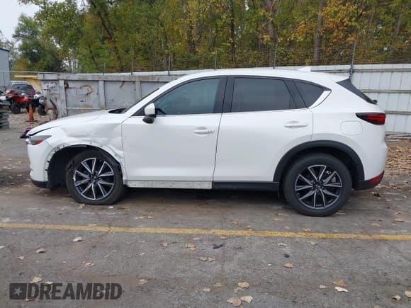 ✅ 2017 Mazda CX-5 Grand Touring • VIN: JM3KFBDLXH0120415 • Lot: 43472310. Wystawiony na IAAI z przebiegiem 95 641 mil. Bezpłatny archiwum sprzedaży aukcyjnych z USA i szczegółowy raport historii pojazdu na DreamBid. Zdjęcie 14.