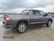 ✅ 2017 Toyota Tundra Platinum • VIN: 5TFAW5F1XHX600172 • Lot: 81999115. Wystawiony na Copart z przebiegiem 305 701 mil. Bezpłatny archiwum sprzedaży aukcyjnych z USA i szczegółowy raport historii pojazdu na DreamBid. Zdjęcie 3.
