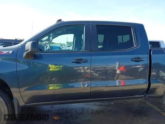 ✅ 2019 Chevrolet Silverado 1500 LT Trail Boss • VIN: 1GCPYFED1KZ366585 • Lot: 42853574. Wystawiony na IAAI z przebiegiem 102 469 mil. Bezpłatny archiwum sprzedaży aukcyjnych z USA i szczegółowy raport historii pojazdu na DreamBid. Zdjęcie 15.