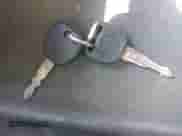 2008 Chevrolet Silverado 1500 Work Truck z VIN 1GCEC14XX8Z137559, wystawiony jako IAAI lot #41908762 z przebiegiem 114 357 mil mil oraz . Historia ofert i sprzedaży dostępna na DreamBid. Obrazek 11.