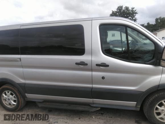 ✅ 2015 Ford Transit XL • VIN: 1FMZK1YM2FKA95295 • Lot: 43346734. Wystawiony na IAAI z przebiegiem 207 411 mil. Bezpłatny archiwum sprzedaży aukcyjnych z USA i szczegółowy raport historii pojazdu na DreamBid. Zdjęcie 13.