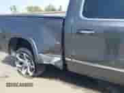 2020 Ram 1500 Limited z VIN 1C6SRFPT1LN419488, wystawiony jako IAAI lot #41847838 z przebiegiem 39 836 mil mil oraz . Historia ofert i sprzedaży dostępna na DreamBid. Obrazek 19.