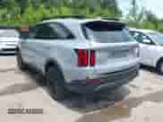 2022 Kia Sorento X-Line S z VIN 5XYRLDLC0NG095849, wystawiony jako IAAI lot #42663893 z przebiegiem 42 132 mil mil oraz . Historia ofert i sprzedaży dostępna na DreamBid. Obrazek 3.