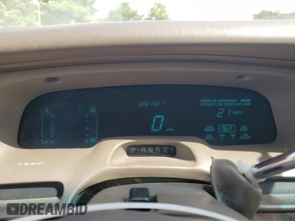 ✅ 1997 Lincoln Town Car Executive • VIN: 1LNLM81W5VY654645 • Lot: 71187815. Wystawiony na Copart z przebiegiem 202 132 mil. Bezpłatny archiwum sprzedaży aukcyjnych z USA i szczegółowy raport historii pojazdu na DreamBid. Zdjęcie 9.