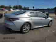 2021 Toyota Camry LE z VIN 4T1C11BK1MU023988, wystawiony jako Copart lot #80525175 z przebiegiem 139 850 mil mil oraz Szkoda całkowita • Salvage title. Historia ofert i sprzedaży dostępna na DreamBid. Obrazek 3.