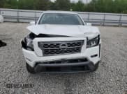 ✅ 2024 Nissan Frontier SL • VIN: 1N6ED1EJ1RN611606 • Lot: 54609955. Wystawiony na Copart z przebiegiem 14 599 mil. Bezpłatny archiwum sprzedaży aukcyjnych z USA i szczegółowy raport historii pojazdu na DreamBid. Zdjęcie 5.