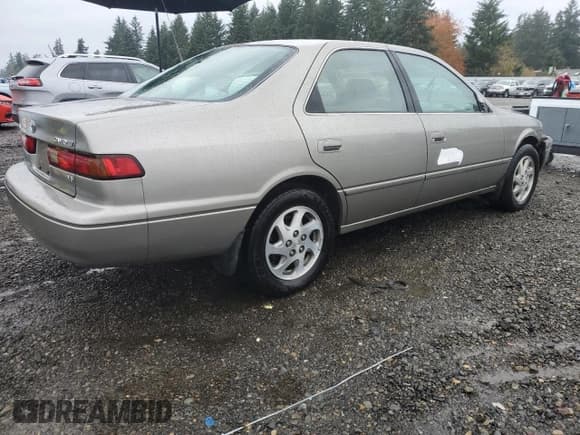 ✅ 1999 Toyota Camry LE • VIN: JT2BF22KXX0155823 • Lot: 92855365. Wystawiony na Copart z przebiegiem 142 365 mil. Bezpłatny archiwum sprzedaży aukcyjnych z USA i szczegółowy raport historii pojazdu na DreamBid. Zdjęcie 3.