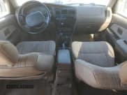 ✅ 1997 Toyota 4Runner • VIN: JT3HM84R2V0025461 • Lot: 43767675. Wystawiony na Copart z przebiegiem 245 018 mil. Bezpłatny archiwum sprzedaży aukcyjnych z USA i szczegółowy raport historii pojazdu na DreamBid. Zdjęcie 8.