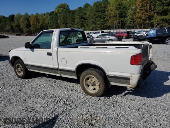 1996 Chevrolet S-10 z VIN 1GCCS1447TK122230, wystawiony jako Copart lot #72028104 z przebiegiem 131 360 mil mil oraz Szkoda całkowita • Salvage title. Historia ofert i sprzedaży dostępna na DreamBid. Obrazek 2.