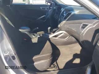 2016 Hyundai Veloster z VIN KMHTC6AD1GU275559, wystawiony jako IAAI lot #43450360 z przebiegiem 184 118 mil mil oraz . Historia ofert i sprzedaży dostępna na DreamBid. Obrazek 5.