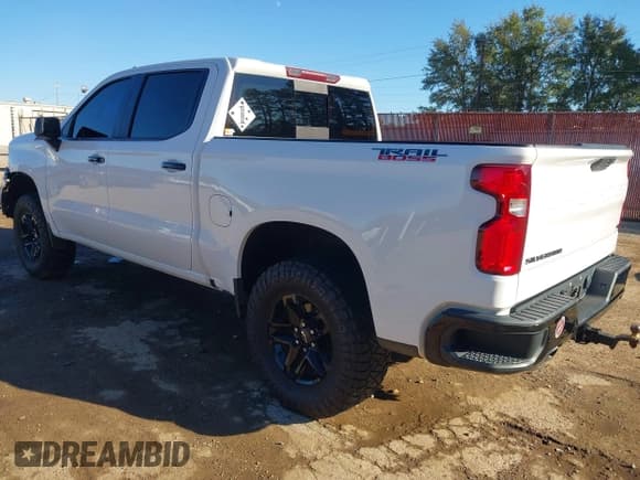 ✅ 2020 Chevrolet Silverado 1500 LT Trail Boss • VIN: 1GCPYFED8LZ117914 • Lot: 43580581. Wystawiony na IAAI z przebiegiem 111 118 mil. Bezpłatny archiwum sprzedaży aukcyjnych z USA i szczegółowy raport historii pojazdu na DreamBid. Zdjęcie 3.