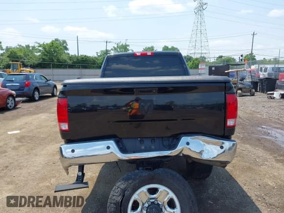 ✅ 2017 Ram 2500 Tradesman • VIN: 3C6UR5CJ9HG516283 • Lot: 42299852. Wystawiony na IAAI z przebiegiem 70 973 mil. Bezpłatny archiwum sprzedaży aukcyjnych z USA i szczegółowy raport historii pojazdu na DreamBid. Zdjęcie 17.