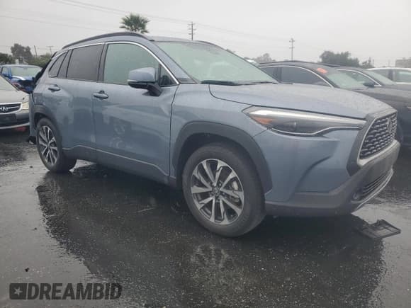 ✅ 2022 Toyota Corolla Cross XLE • VIN: 7MUDAABG0NV025831 • Lot: 91628265. Wystawiony na Copart z przebiegiem 14 630 mil. Bezpłatny archiwum sprzedaży aukcyjnych z USA i szczegółowy raport historii pojazdu na DreamBid. Zdjęcie 4.