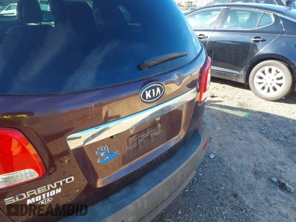 ✅ 2011 Kia Sorento LX • VIN: 5XYKTCA10BG175984 • Lot: 43884446. Listed on IAAI with 214,495 mi. Free auction sales archive from the USA and detailed vehicle history report at DreamBid. Image 6.