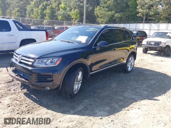 ✅ 2014 Volkswagen Touareg Exec • VIN: WVGEP9BP6ED010186 • Lot: 43203802. Wystawiony na IAAI z przebiegiem Nie podano. Bezpłatny archiwum sprzedaży aukcyjnych z USA i szczegółowy raport historii pojazdu na DreamBid. Zdjęcie 2.