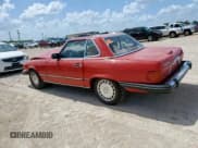 ✅ 1988 Mercedes-Benz 560 SL • VIN: WDBBA48D3JA085639 • Лот: 61737495. Опубликован ранее на Copart с пробегом 106 543 миль. Бесплатный доступ к архиву аукционных продаж из США и подробный отчёт об истории автомобиля на DreamBid. Изображение 2.