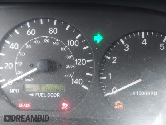 ✅ 2000 Toyota Camry LE • VIN: JT2BG22K1Y0398192 • Lot: 43728207. Wystawiony na IAAI z przebiegiem 370 608 mil. Bezpłatny archiwum sprzedaży aukcyjnych z USA i szczegółowy raport historii pojazdu na DreamBid. Zdjęcie 7.