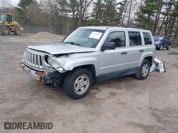 ✅ 2011 Jeep Patriot Latitude • VIN: 1J4NT1GA3BD165919 • Lot: 42020028. Wystawiony na IAAI z przebiegiem 175 117 mil. Bezpłatny archiwum sprzedaży aukcyjnych z USA i szczegółowy raport historii pojazdu na DreamBid. Zdjęcie 2.