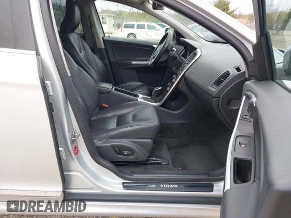 ✅ 2015 Volvo XC60 T5 Drive-E Premier • VIN: YV440MDB9F2613538 • Lot: 42183886. Listed on IAAI with 115,768 mi. Free auction sales archive from the USA and detailed vehicle history report at DreamBid. Image 5.