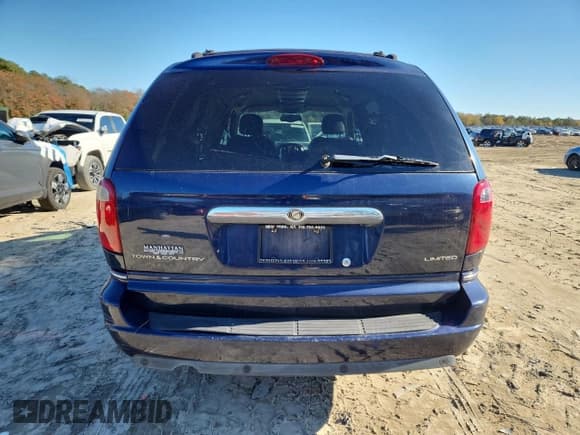 ✅ 2005 Chrysler Town & Country Limited • VIN: 2C8GP64L35R294331 • Lot: 92526025. Listed on Copart with 141,815 mi. Free auction sales archive from the USA and detailed vehicle history report at DreamBid. Image 6.