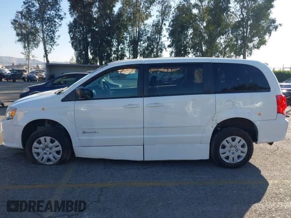 ✅ 2017 Dodge Grand Caravan SE • VIN: 2C7WDGBG7HR738822 • Lot: 43608492. Wystawiony na IAAI z przebiegiem 66 478 mil. Bezpłatny archiwum sprzedaży aukcyjnych z USA i szczegółowy raport historii pojazdu na DreamBid. Zdjęcie 14.