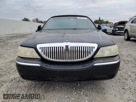 ✅ 2005 Lincoln Town Car Executive • VIN: 1L1FM88W35Y605707 • Lot: 86521225. Wystawiony na Copart z przebiegiem 187 229 mil. Bezpłatny archiwum sprzedaży aukcyjnych z USA i szczegółowy raport historii pojazdu na DreamBid. Zdjęcie 5.