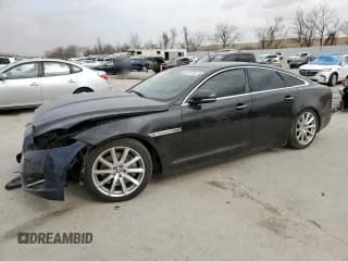 ✅ 2013 Jaguar XJ • VIN: SAJWJ1CD5D8V53294 • Lot: 49711445. Wystawiony na Copart z przebiegiem 100 675 mil. Bezpłatny archiwum sprzedaży aukcyjnych z USA i szczegółowy raport historii pojazdu na DreamBid. Zdjęcie 1.